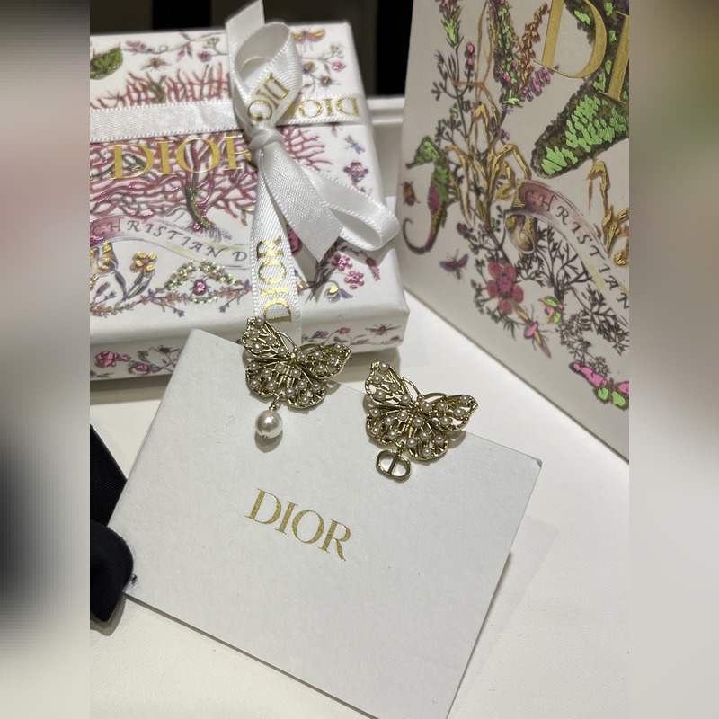Dior 新款鏤空小米珠蝴蝶珍珠cd耳釘 小珍珠點(diǎn)綴鏤空金屬蝴蝶脈絡(luò)骨骼 不對