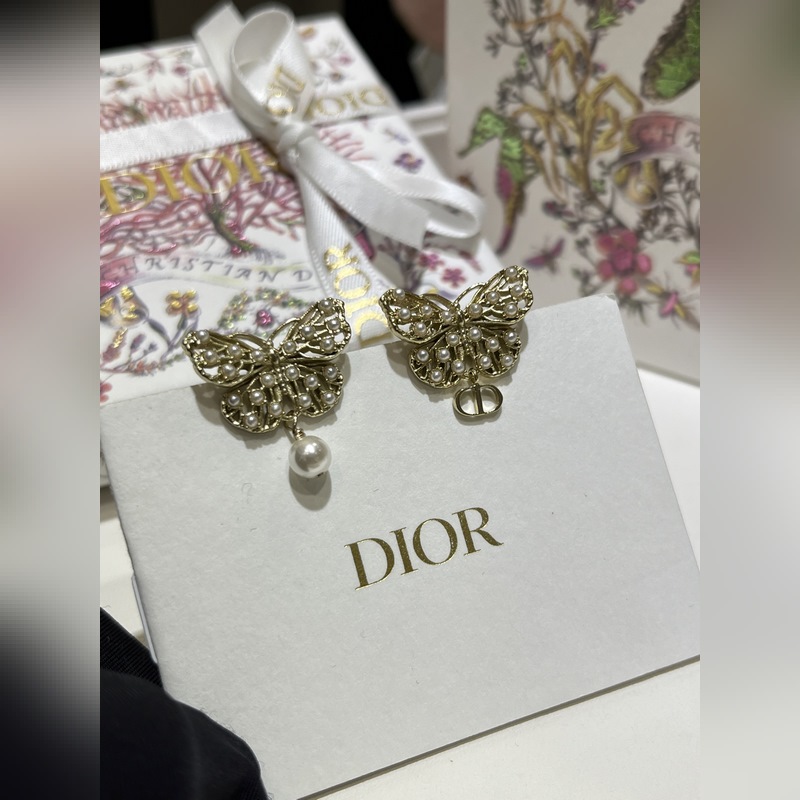 Dior 新款鏤空小米珠蝴蝶珍珠cd耳釘 小珍珠點(diǎn)綴鏤空金屬蝴蝶脈絡(luò)骨骼 不對