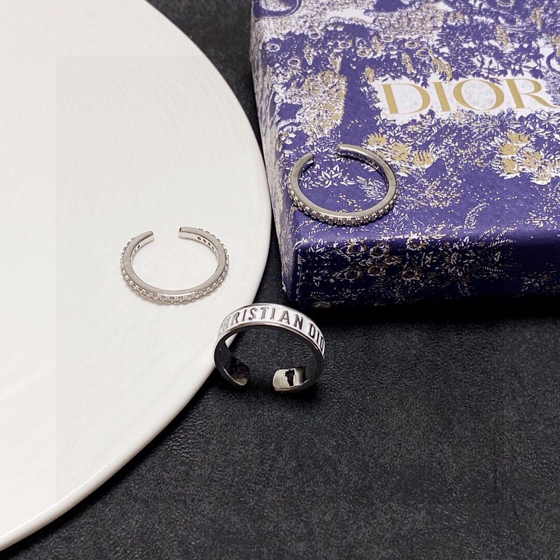 迪奧Dior滿鑽三套裝組合時(shí)尚系列造型戒指！一戴就忍不住想誇的一款，簡(jiǎn)約的設(shè)計(jì)，