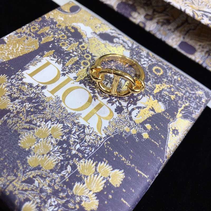 DIOR迪奧 新款 CD戒指 現(xiàn)貨即發(fā) 爆款隨時(shí)斷，.時(shí)尚造型設(shè)計(jì) 很漂亮 專櫃