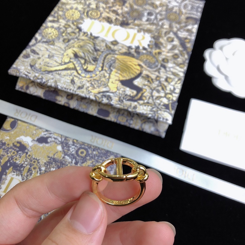 DIOR迪奧 新款 CD戒指 現(xiàn)貨即發(fā) 爆款隨時(shí)斷，.時(shí)尚造型設(shè)計(jì) 很漂亮 專櫃