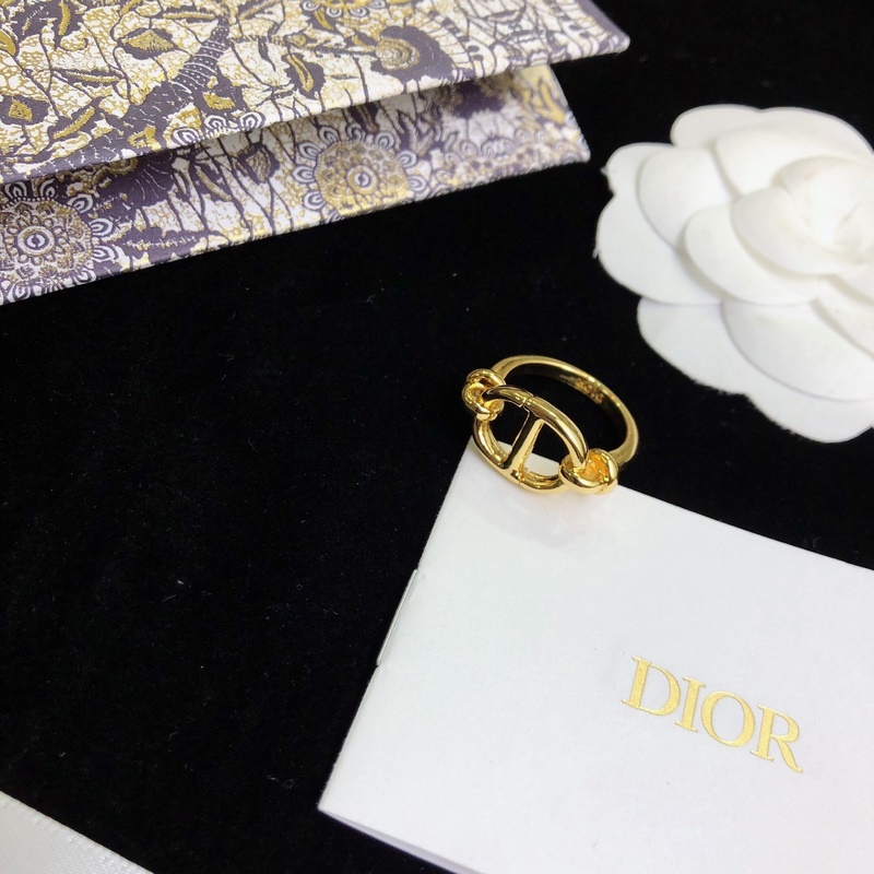 DIOR迪奧 新款 CD戒指 現(xiàn)貨即發(fā) 爆款隨時(shí)斷，.時(shí)尚造型設(shè)計(jì) 很漂亮 專櫃