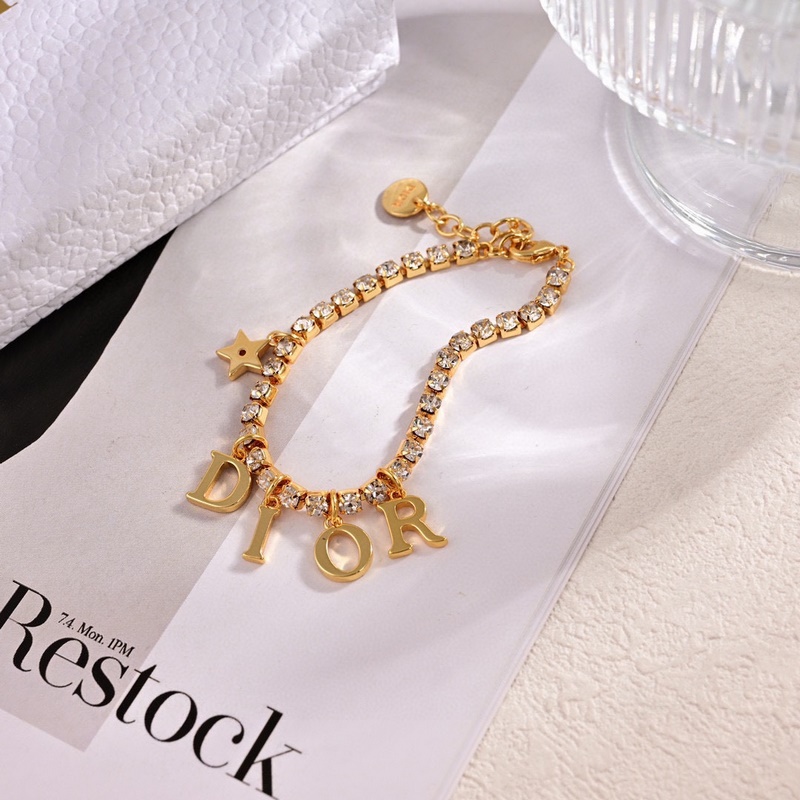 [原單對(duì)版]手鍊+項(xiàng)鍊 迪奧 新款 一線大牌都愛的Dior·迪奧 新品套裝。金屬