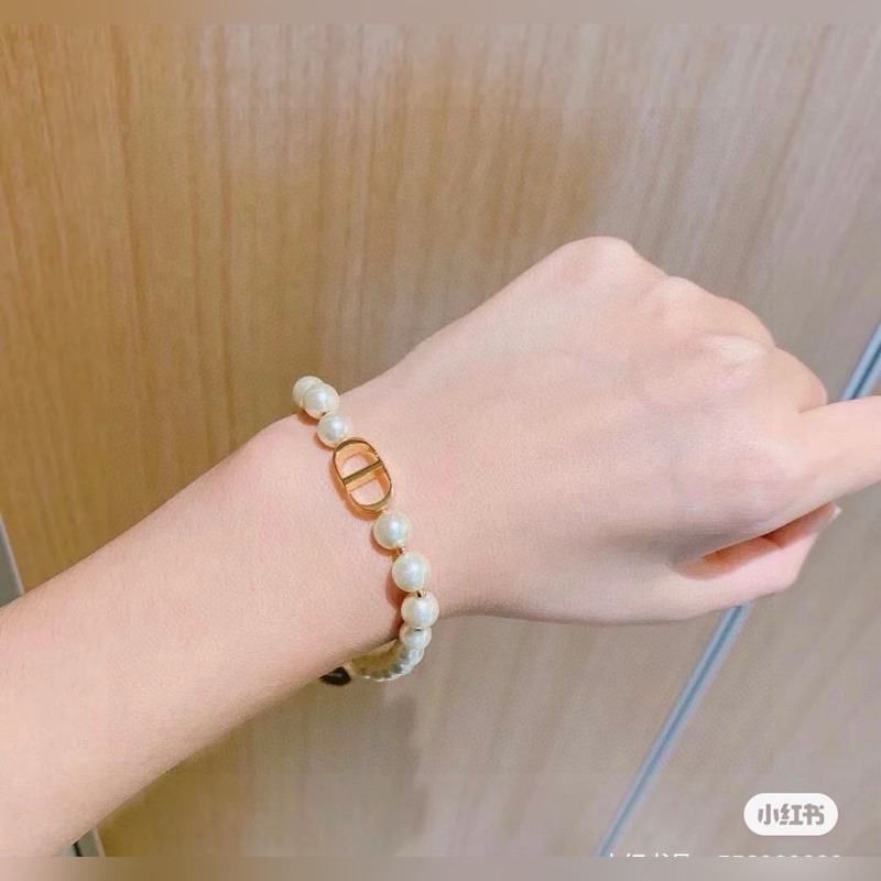 [原單對(duì)版] (配全套包裝) 迪奧CD珍珠手鍊 簡(jiǎn)單的設(shè)計(jì)又不失時(shí)尚感，珍珠的