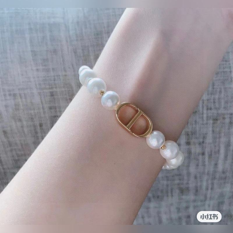 [原單對(duì)版] (配全套包裝) 迪奧CD珍珠手鍊 簡(jiǎn)單的設(shè)計(jì)又不失時(shí)尚感，珍珠的