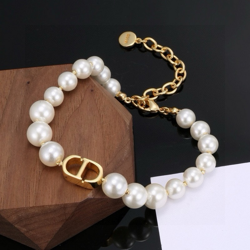 [原單對(duì)版] (配全套包裝) 迪奧CD珍珠手鍊 簡(jiǎn)單的設(shè)計(jì)又不失時(shí)尚感，珍珠的