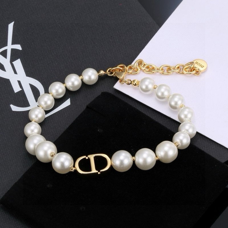 [原單對(duì)版] (配全套包裝) 迪奧CD珍珠手鍊 簡(jiǎn)單的設(shè)計(jì)又不失時(shí)尚感，珍珠的