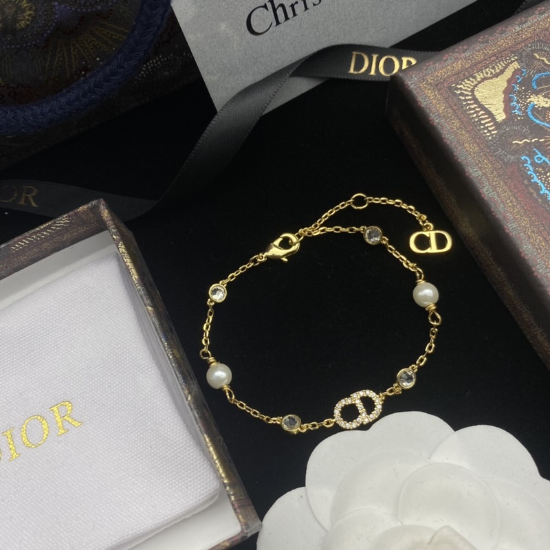 迪奧DIOR 新款字母珍珠鑲鑽氣質複古手鍊