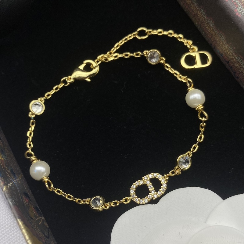 迪奧DIOR 新款字母珍珠鑲鑽氣質複古手鍊