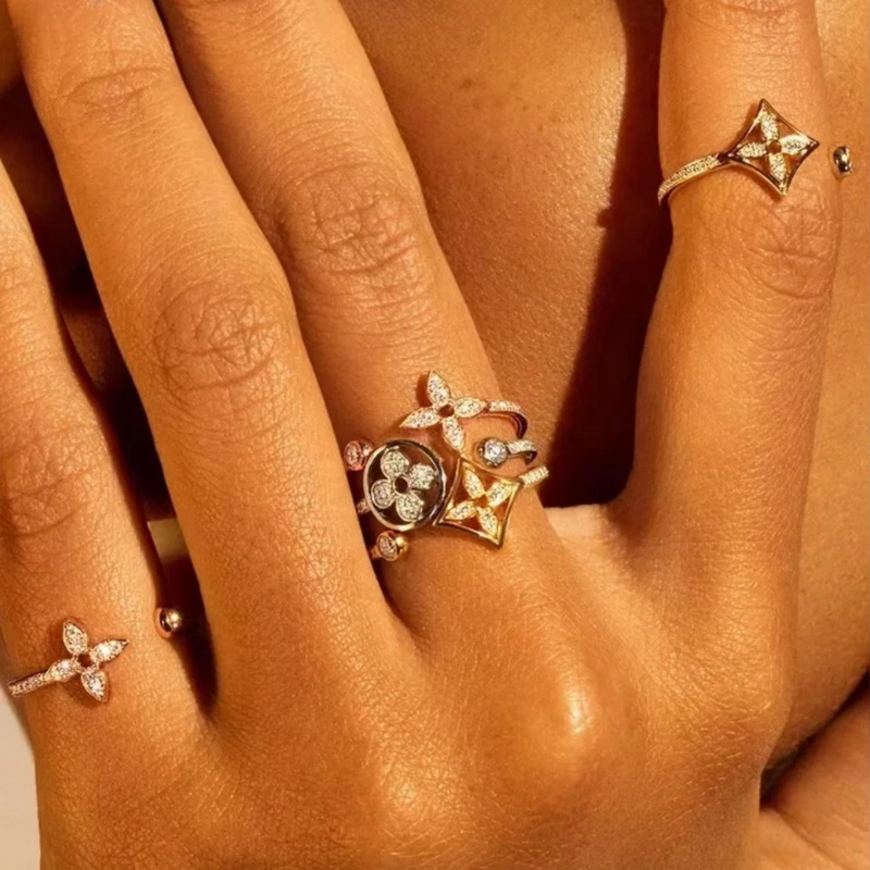 [原單對版] (配全套包裝) 驢家 新款 奢侈滿鑽 老花四葉草開口戒指 頂級耀