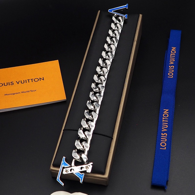 驢家 款 LV Chain 手鍊以鮮明琺瑯創(chuàng)意塑造 LV 字母開合，占據(jù)視線焦點
