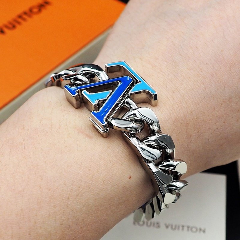 驢家 款 LV Chain 手鍊以鮮明琺瑯創(chuàng)意塑造 LV 字母開合，占據(jù)視線焦點