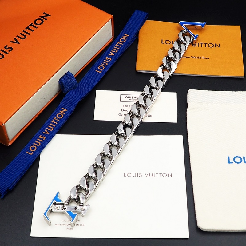 驢家 款 LV Chain 手鍊以鮮明琺瑯創(chuàng)意塑造 LV 字母開合，占據(jù)視線焦點