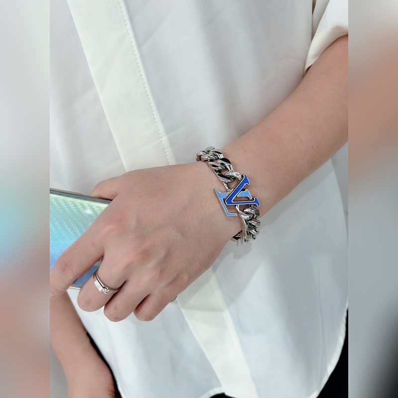 驢家 款 LV Chain 手鍊以鮮明琺瑯創(chuàng)意塑造 LV 字母開合，占據(jù)視線焦點