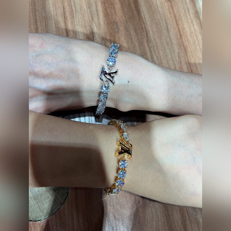 驢家LV Crystals 手鍊為路易威登經典元素描繪璀璨一筆。圓形切割鋯石以手