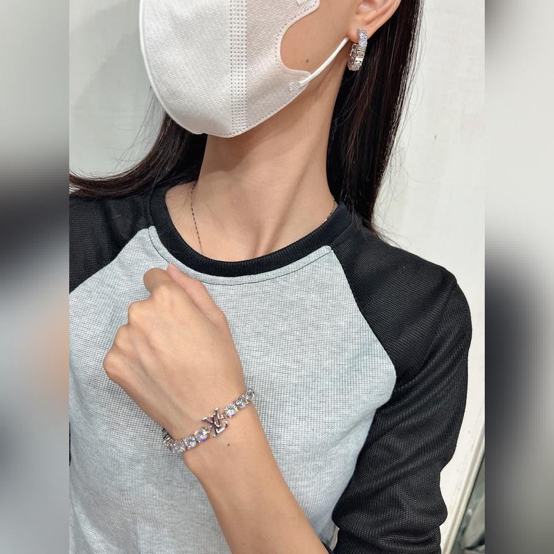 驢家LV Crystals 手鍊為路易威登經典元素描繪璀璨一筆。圓形切割鋯石以手