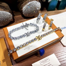 驢家LV Crystals 滿鑽系列為路易威登經(jīng)典元素描繪璀璨一筆。圓形切割鋯石