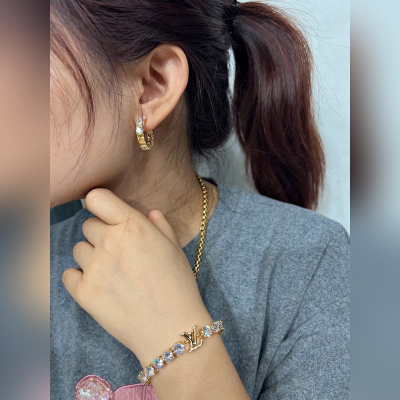 驢家LV Crystals 滿鑽系列為路易威登經典元素描繪璀璨一筆。圓形切割鋯石