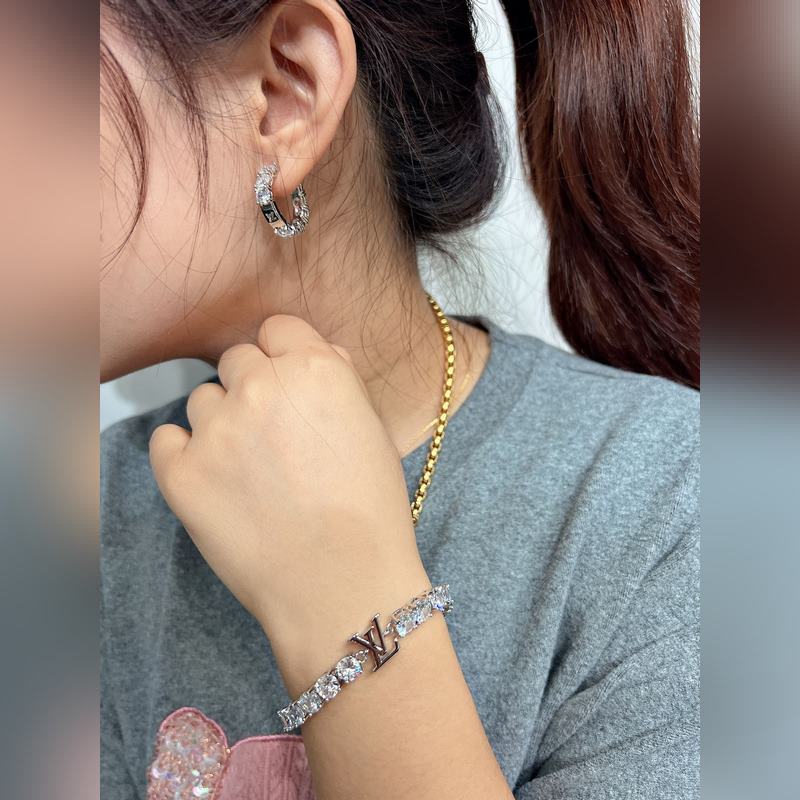 驢家LV Crystals 滿鑽系列為路易威登經典元素描繪璀璨一筆。圓形切割鋯石