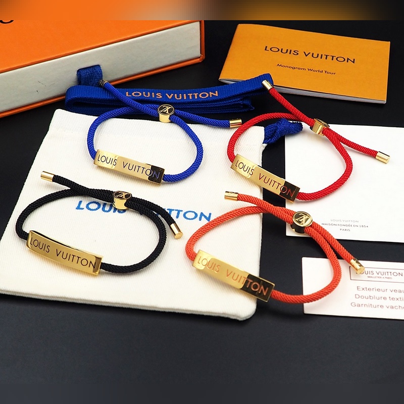 驢家Space LV 手鐲融合彩色線繩與銘紋金屬牌，彰顯硬朗摩登風範。可調節設計