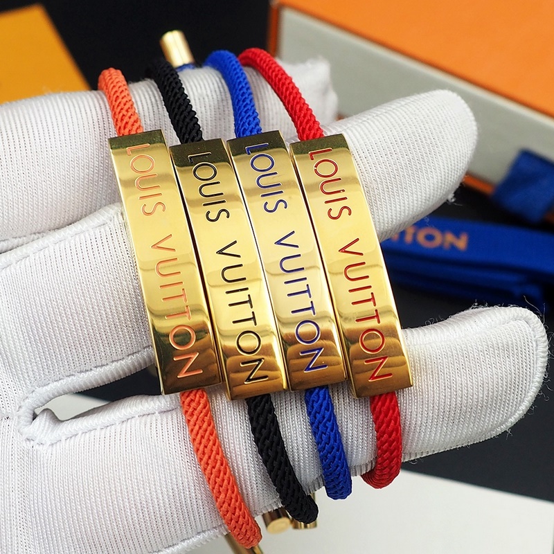 驢家Space LV 手鐲融合彩色線繩與銘紋金屬牌，彰顯硬朗摩登風範。可調節設計