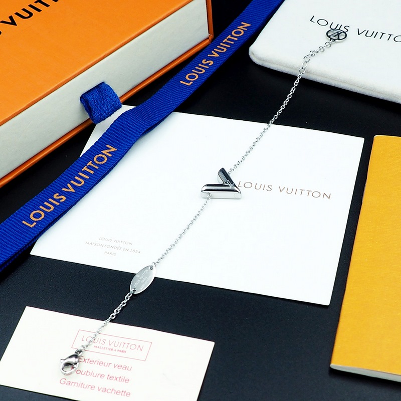 驢家Essential lv手鍊 V字手鍊經典設計，整體比例具女人味，且佩戴方便