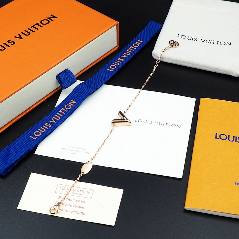 驢家Essential lv手鍊 V字手鍊經典設計，整體比例具女人味，且佩戴方便