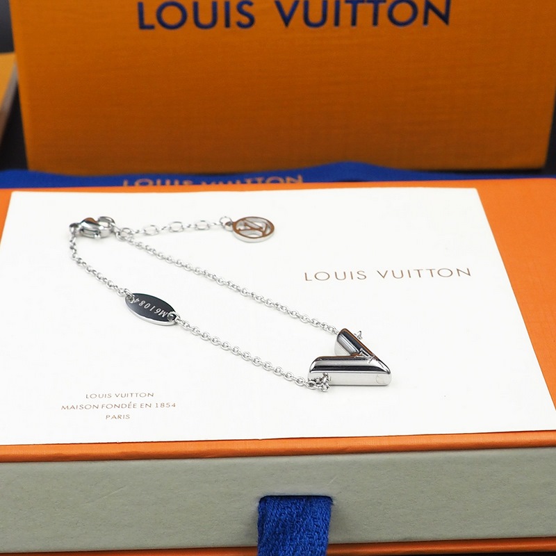 驢家Essential lv手鍊 V字手鍊經典設計，整體比例具女人味，且佩戴方便