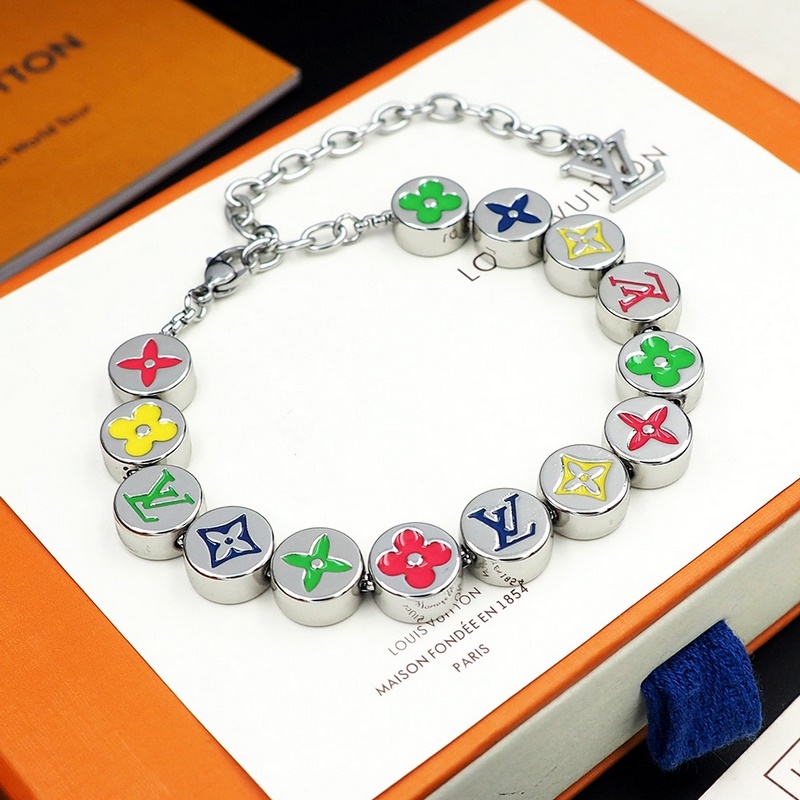 驢家Monogram Colors 手鍊取自金屬串珠，為琺瑯 LV 字母和 Mo