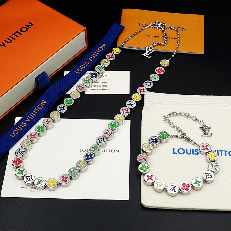 驢家Monogram Colors 手鍊取自金屬串珠，為琺瑯 LV 字母和 Mo
