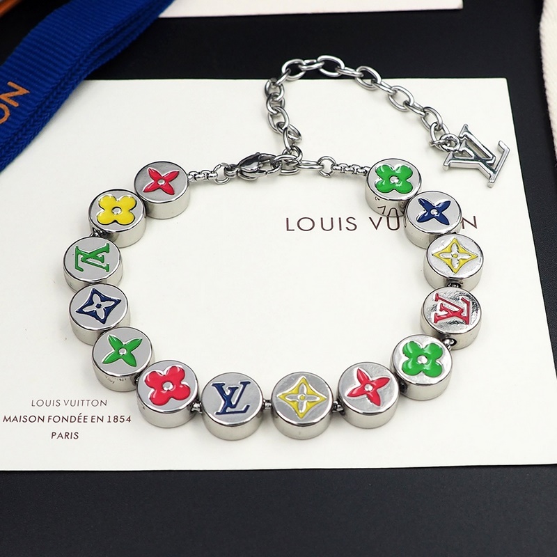 驢家Monogram Colors 手鍊取自金屬串珠，為琺瑯 LV 字母和 Mo