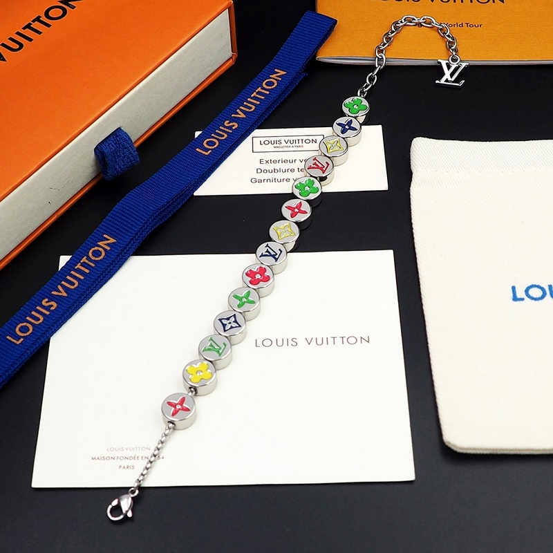驢家Monogram Colors 手鍊取自金屬串珠，為琺瑯 LV 字母和 Mo