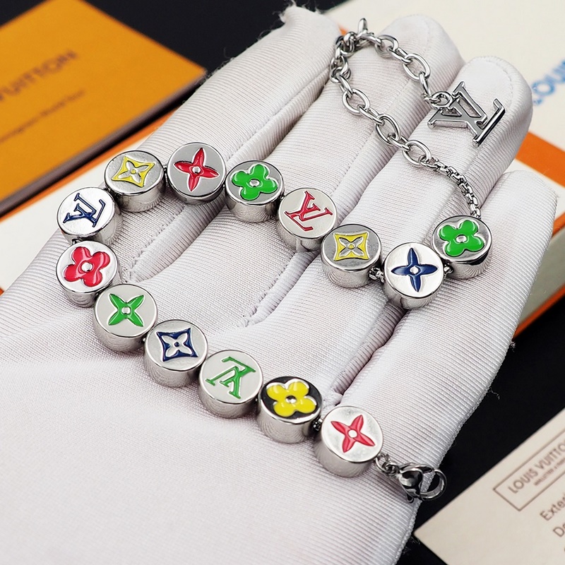 驢家Monogram Colors 手鍊取自金屬串珠，為琺瑯 LV 字母和 Mo