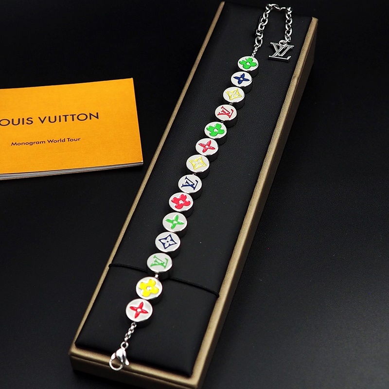 驢家Monogram Colors 手鍊取自金屬串珠，為琺瑯 LV 字母和 Mo
