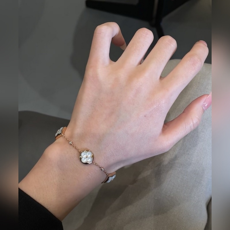 [原單對版] (配全套包裝) LV四花白貝手鍊