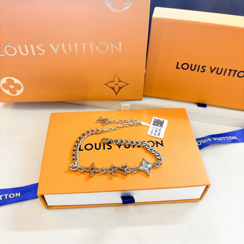 [原單對版] (配全套包裝) LV， MNG ROW 金屬四葉草歐美情侶字母吊