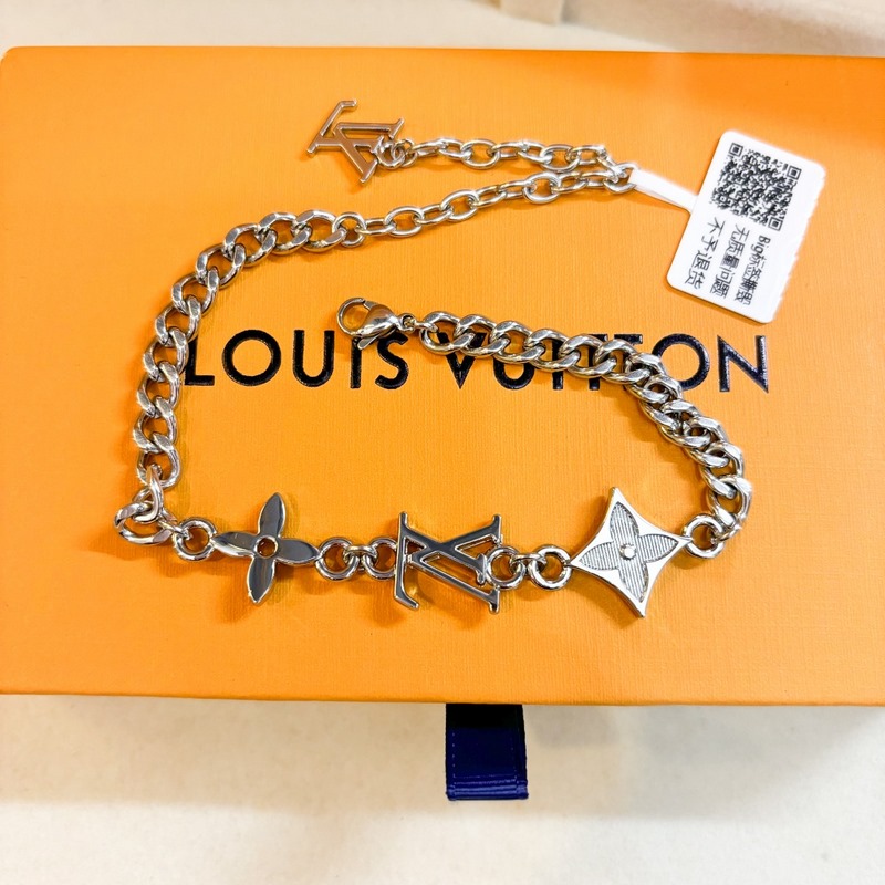 [原單對版] (配全套包裝) LV， MNG ROW 金屬四葉草歐美情侶字母吊