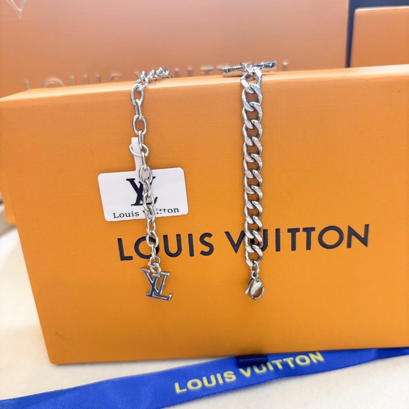 [原單對版] (配全套包裝) LV， MNG ROW 金屬四葉草歐美情侶字母吊