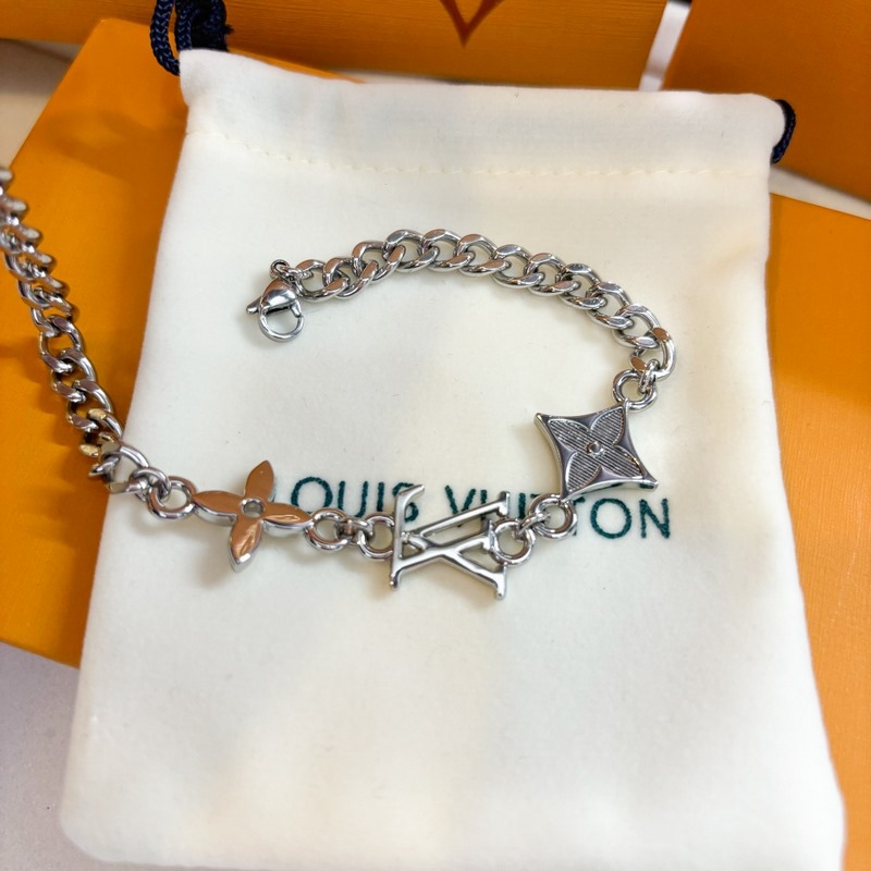 [原單對版] (配全套包裝) LV， MNG ROW 金屬四葉草歐美情侶字母吊