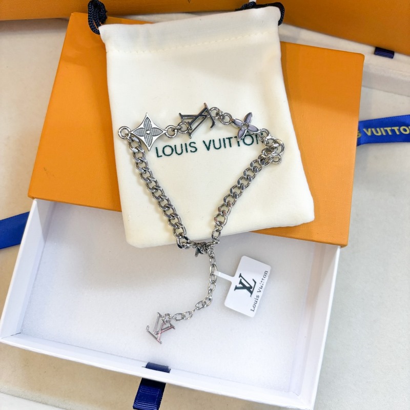 [原單對版] (配全套包裝) LV， MNG ROW 金屬四葉草歐美情侶字母吊