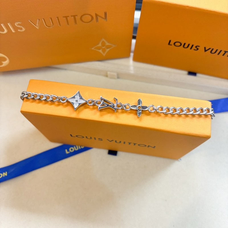 [原單對版] (配全套包裝) LV， MNG ROW 金屬四葉草歐美情侶字母吊