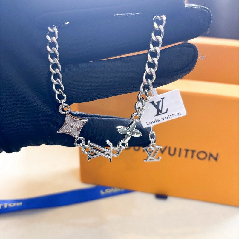 [原單對版] (配全套包裝) LV， MNG ROW 金屬四葉草歐美情侶字母吊