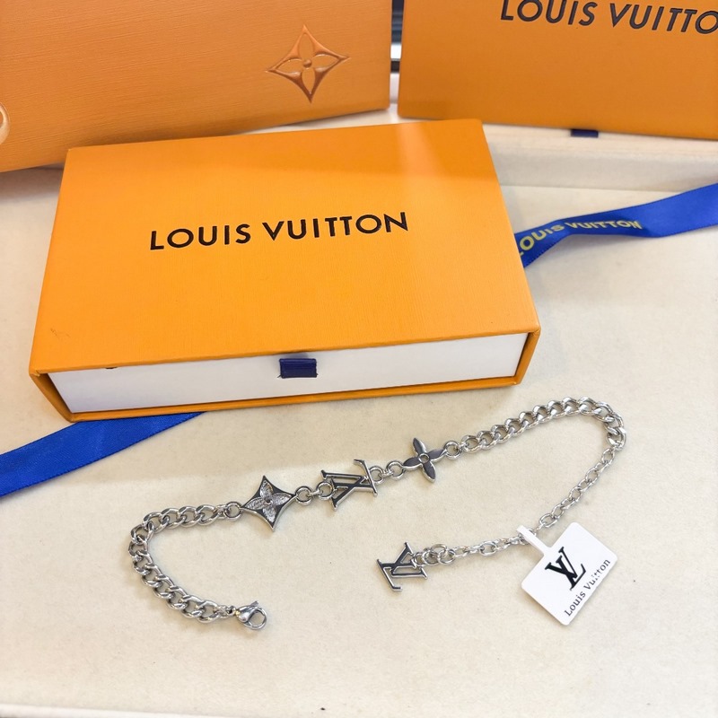 [原單對版] (配全套包裝) LV， MNG ROW 金屬四葉草歐美情侶字母吊