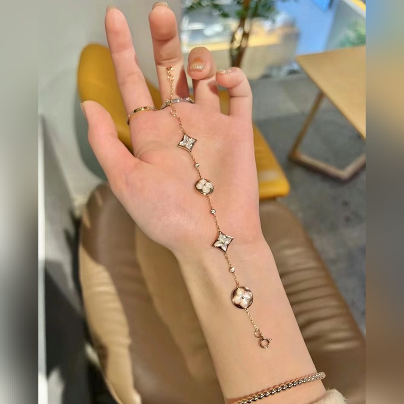 [原單對版] (配全套包裝) LV溫潤如玉的四花白貝手鍊，銷量王