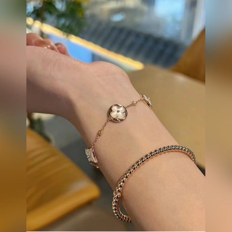 [原單對版] (配全套包裝) LV溫潤如玉的四花白貝手鍊，銷量王