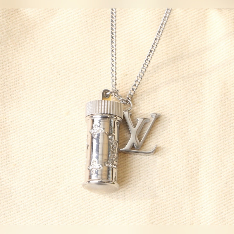 [原單對版] (配全套包裝) lv驢家項鍊 帶有小碎鑽的香水造型吊墜 風格獨特