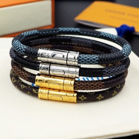 驢家Keep It 手鐲取材經典 皮革搭配便于開合的路易威登標識銘紋鎖扣。