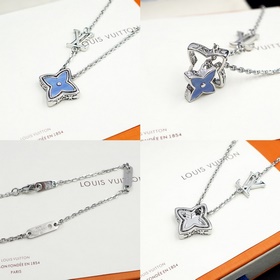 驢家新款Flower Locket 項鍊以現代筆觸重譯品牌元素。Monogram