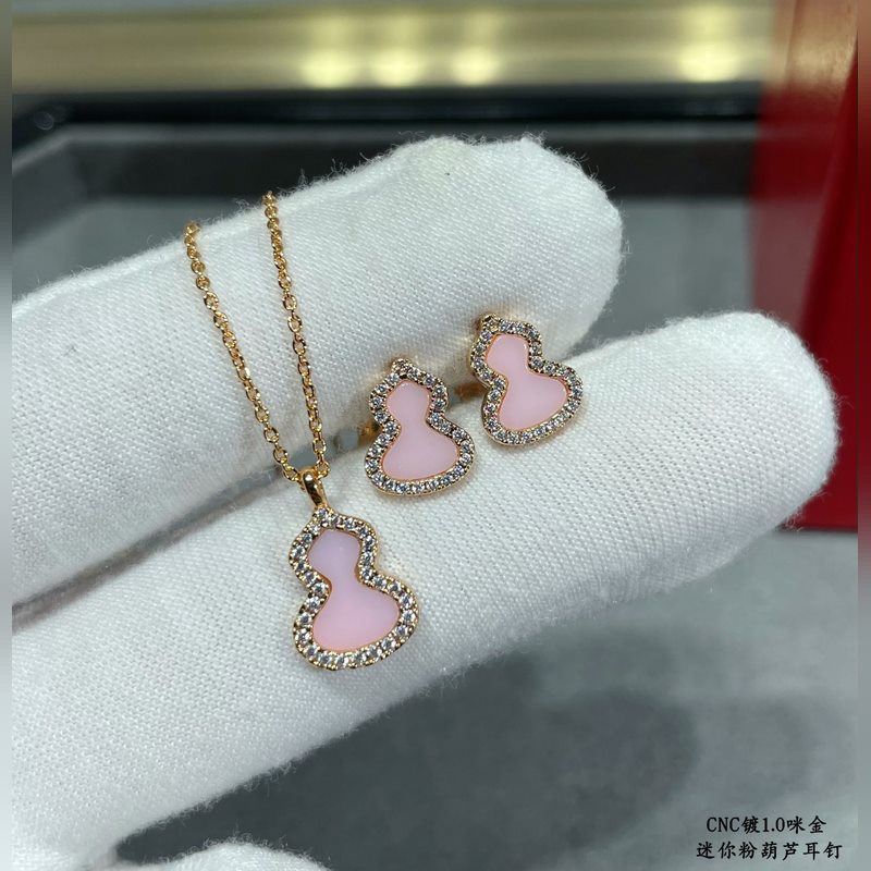 V金鍍咪金 5110210 麒麟迷你粉葫蘆耳釘，招財旺運 高顔值 上身效果很贊