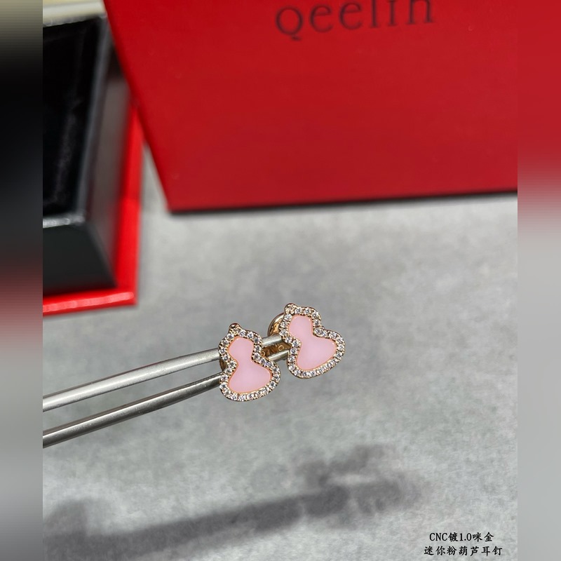 V金鍍咪金 5110210 麒麟迷你粉葫蘆耳釘，招財旺運 高顔值 上身效果很贊